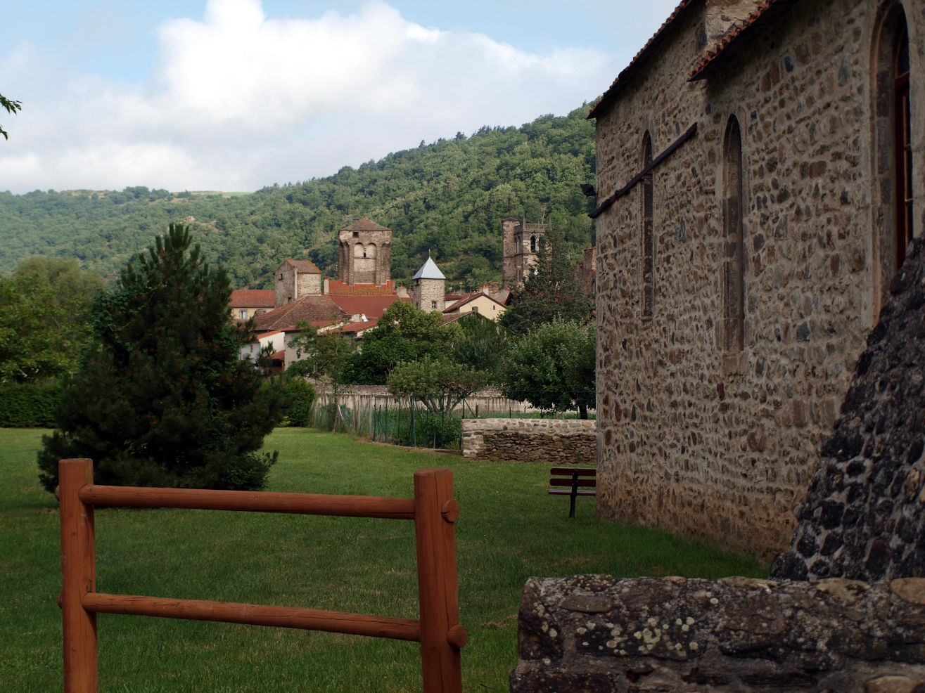 Vue sur le village depuis la chapelle de Blesle, légèrement isolée du village