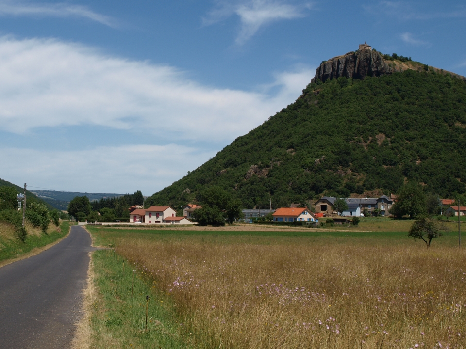 Eperon basaltique et chapelle depuis Massiac