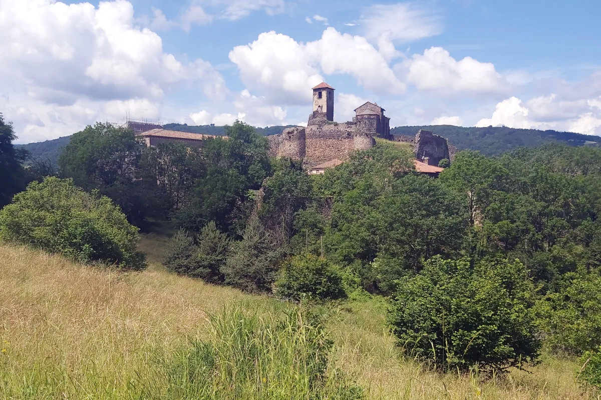 Vue sur le château de saint Ilpize