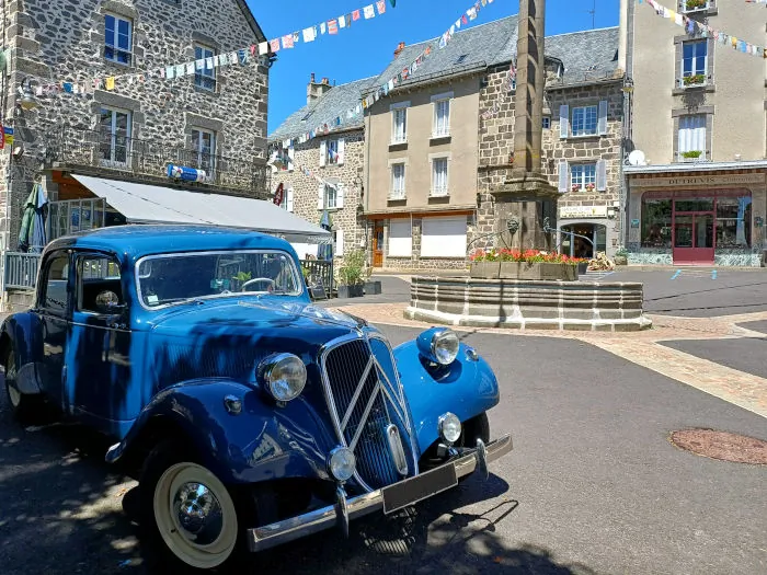 Voiture de collection dans le bourg de Pierrefort